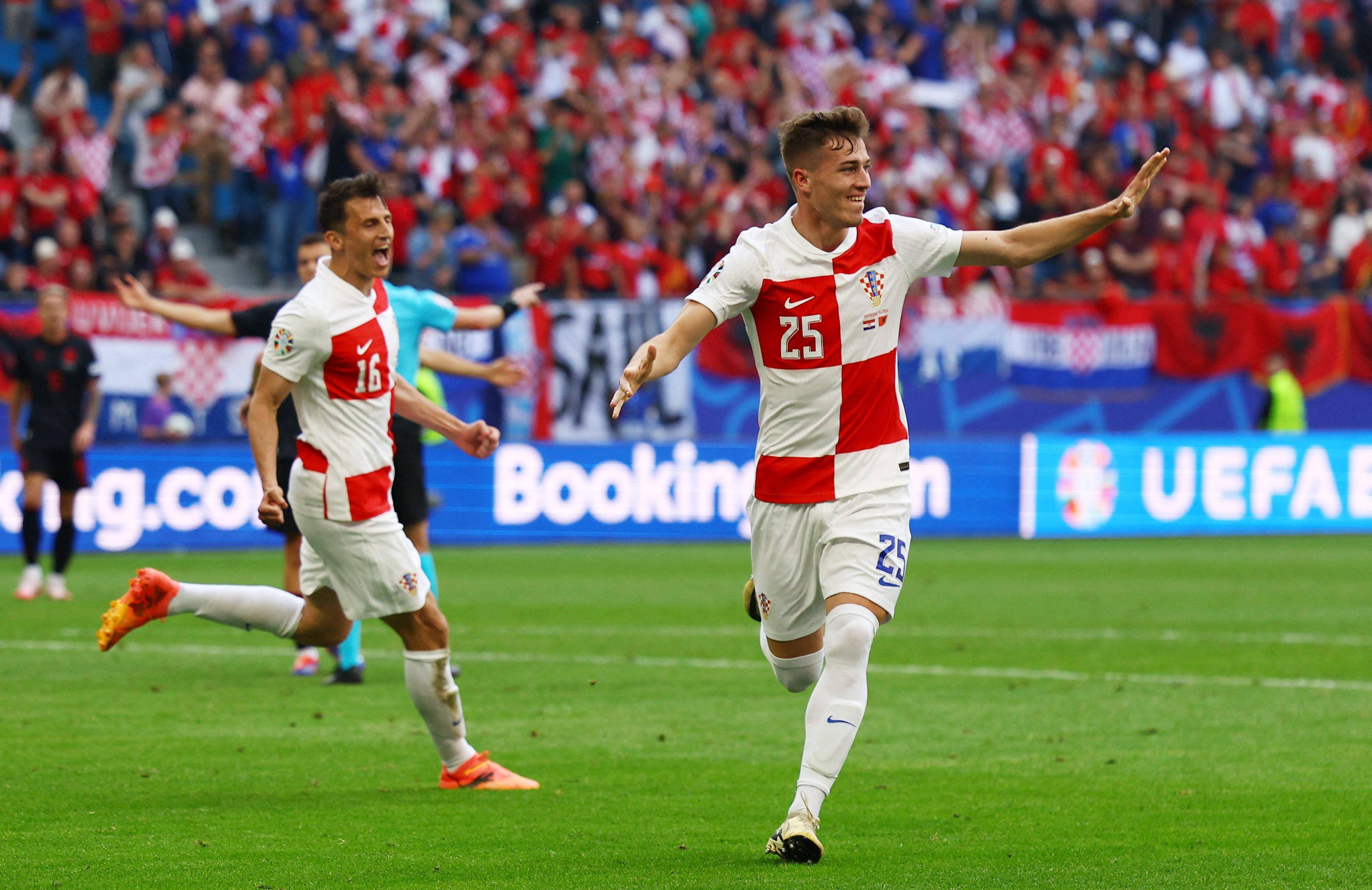 克罗地亚惊险击败对手,成功晋级淘汰赛 克罗地亚惊险击败对手,成功晋级淘汰赛