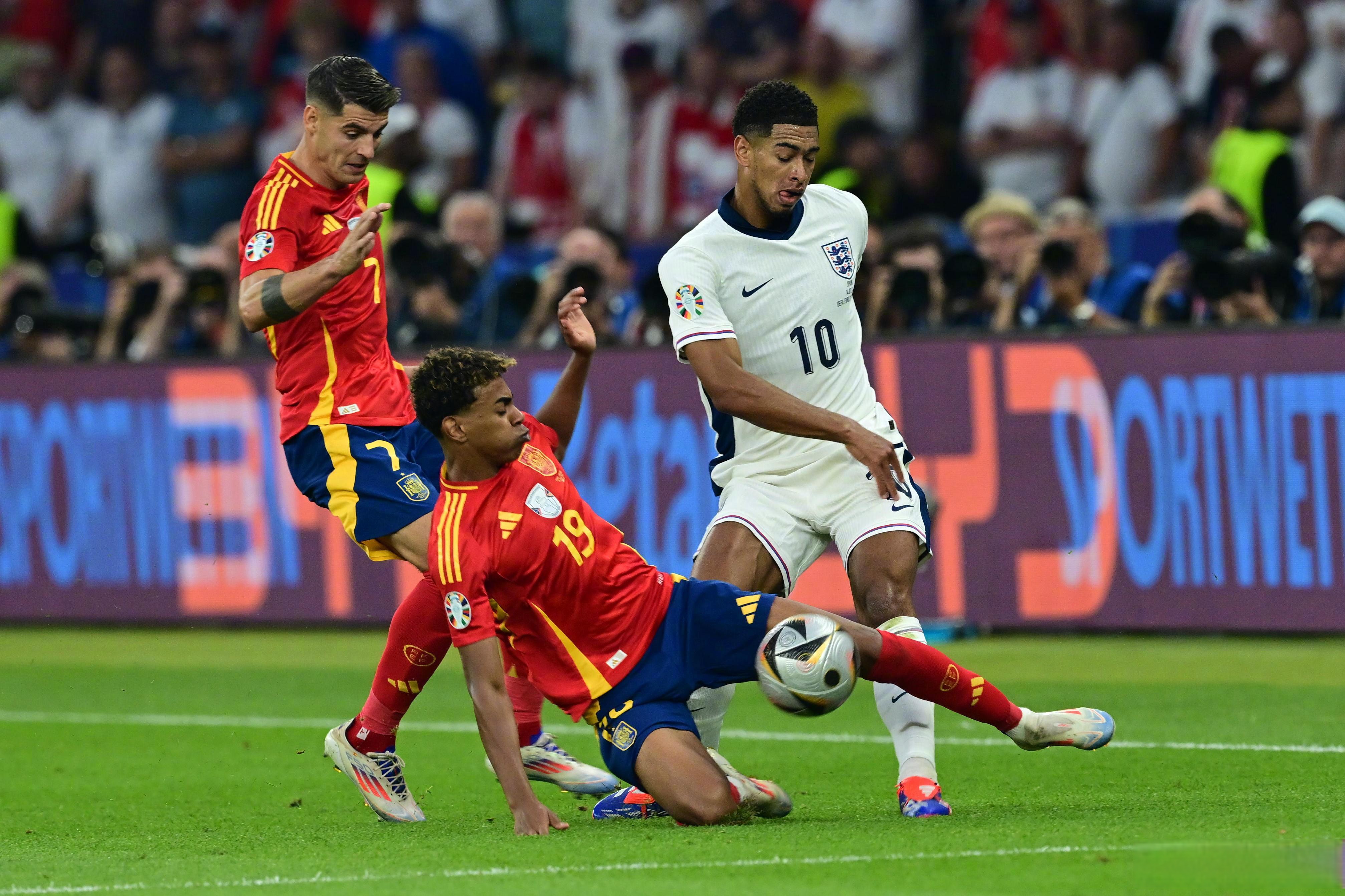 西班牙队在比赛中表现出色,晋级前景乐观的简单介绍 西班牙队在比赛中表现出色,晋级前景乐观的简单介绍