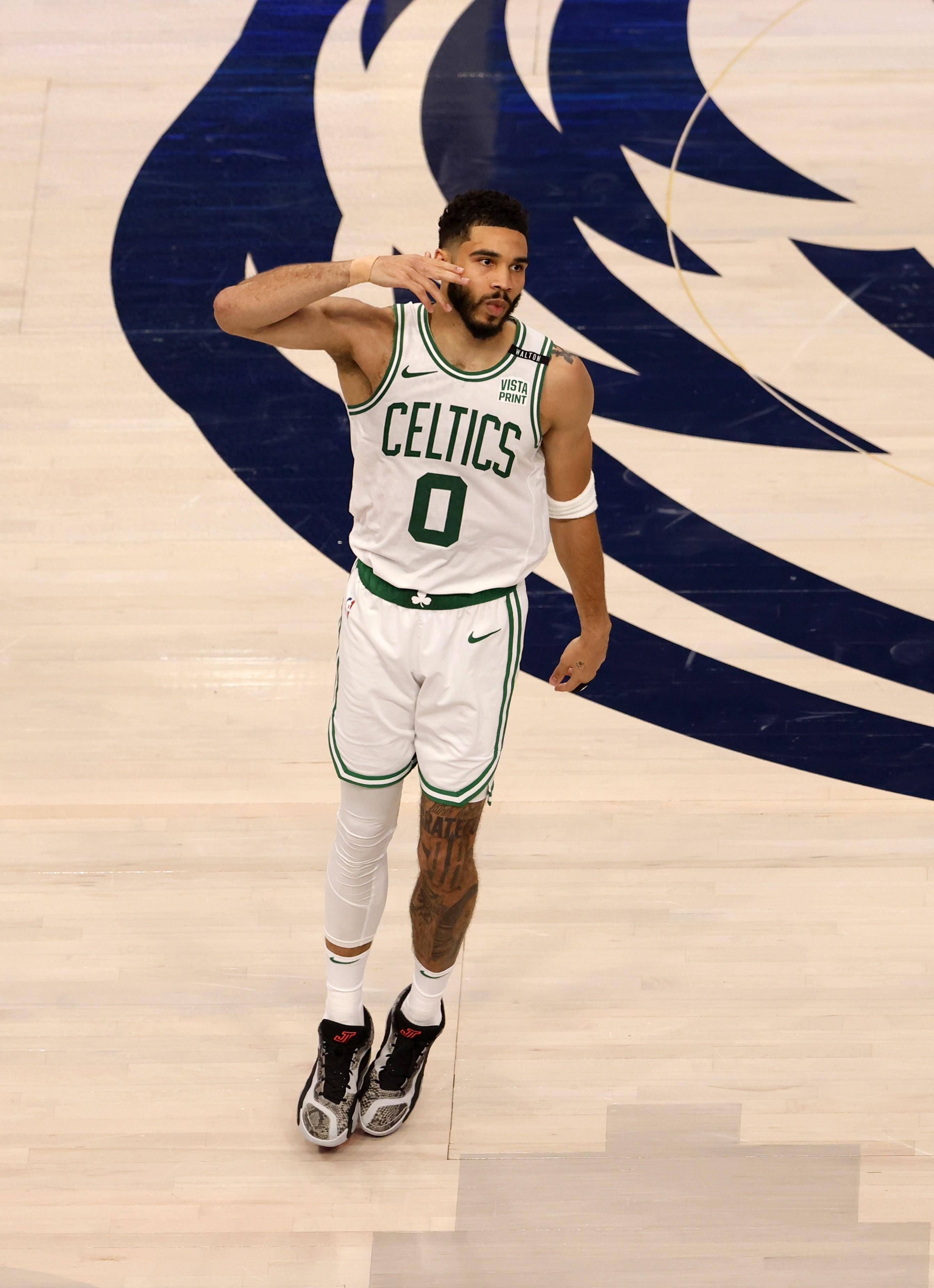 塔图姆在塞尔维亚队比赛中逆转,赛况扑朔迷离引发热议! 塔图姆在塞尔维亚队比赛中逆转,赛况扑朔迷离引发热议!